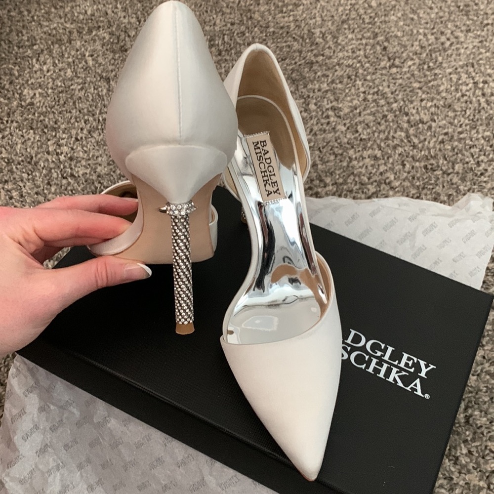 New (NWT) Badgley Mischka bright white stiletto heel